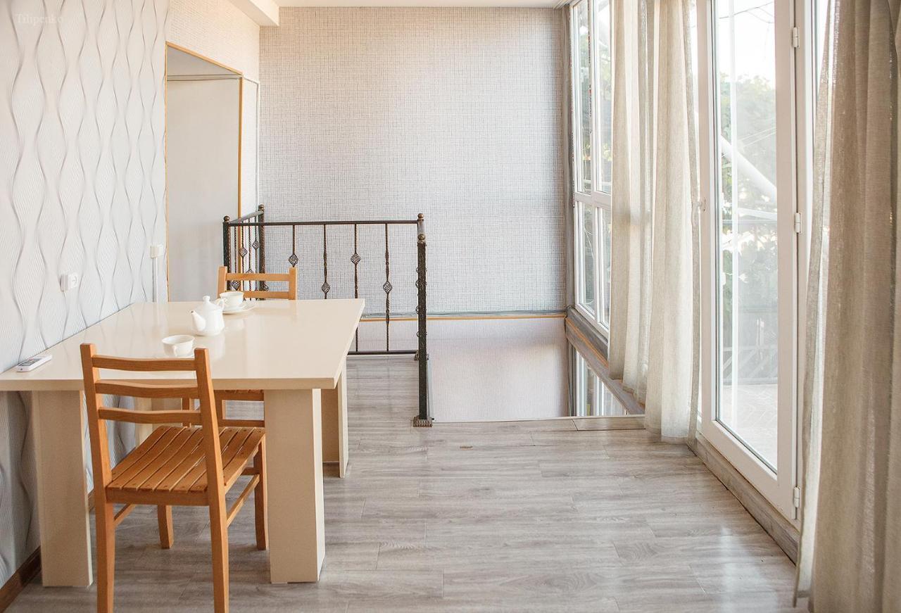 Blossom Hostel Updated ! Обновлено !!! City Center! Perfect Order!!! Snow-White Bed Linen!!! Идеальный Порядок!!! Белоснежное Постельное Белье!!! Центр Города !!! Тбилиси Экстерьер фото