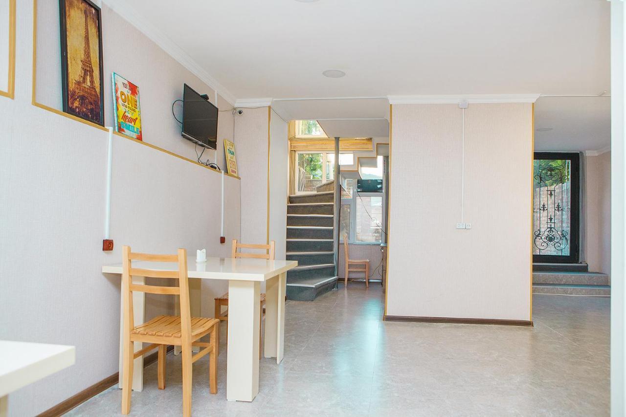 Blossom Hostel Updated ! Обновлено !!! City Center! Perfect Order!!! Snow-White Bed Linen!!! Идеальный Порядок!!! Белоснежное Постельное Белье!!! Центр Города !!! Тбилиси Экстерьер фото